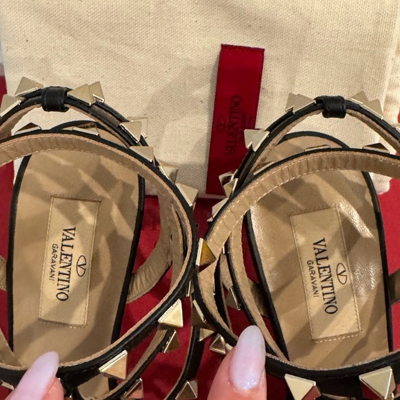 Valentino Garavani Rockstud Cage 65mm in Black and gold hardware - Picture 8 of 17